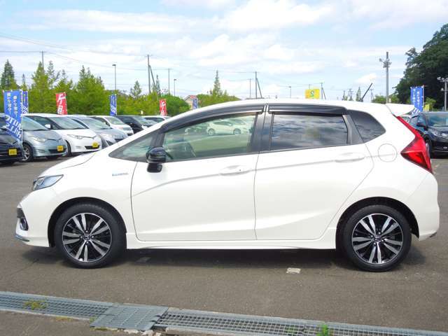 フィットハイブリッド　Sホンダセンシング　LEDヘッドライト　純正ナビ/バックカメラ/ブルートゥース　パドルシフトの1オーナー車が入庫しました。ご来店頂き状態の良さを確認ください