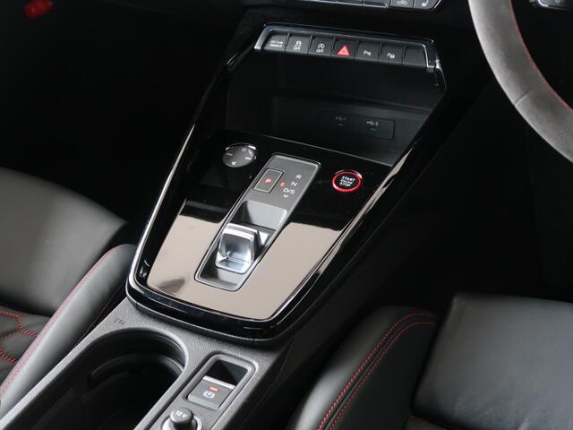 Audi　認定中古車保証は、エンジンやギアボックス・ブレーキ等の主要部品を含み、距離無制限（期限は車種により異なります。）有償で延長保証＋1年を設定。