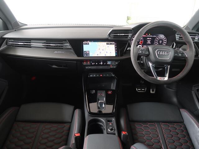 Audi　Approved箕面は正規ディーラーであることはもちろんのこと、保険代理店でもあります。セールススタッフは保険の有資格者ですので保険のご相談もお任せください。