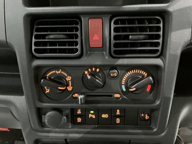 マニュアルエアコンです。