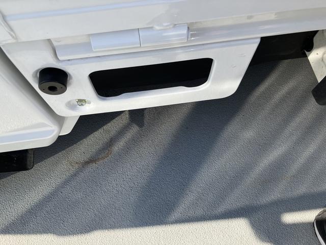 長靴でも安心して使用できる足掛けステップです。