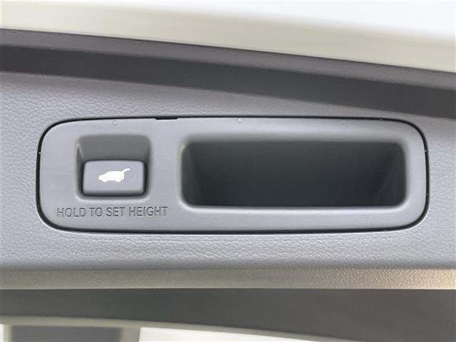 【パワーバックドア】リモコンキー/室内のスイッチを操作するだけでバックドアが自動で開閉。挟みこみ防止機構付きで安心です。