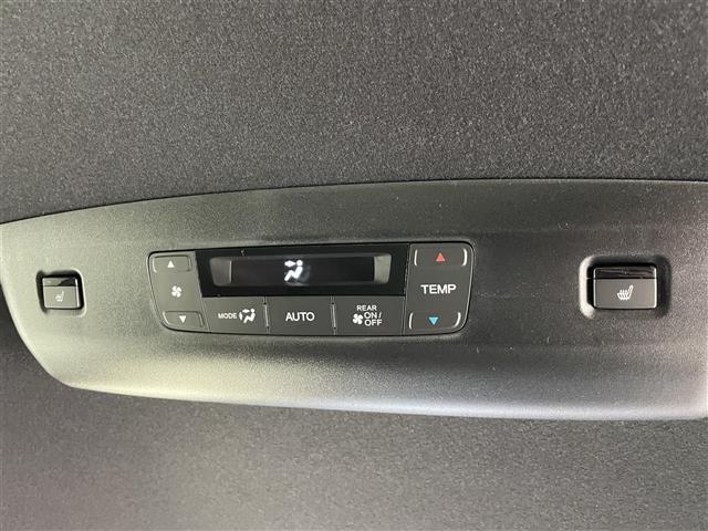 【後席エアコン】後席にもエアコンがついておりますので、車内全体を快適な温度に調節いただけます♪