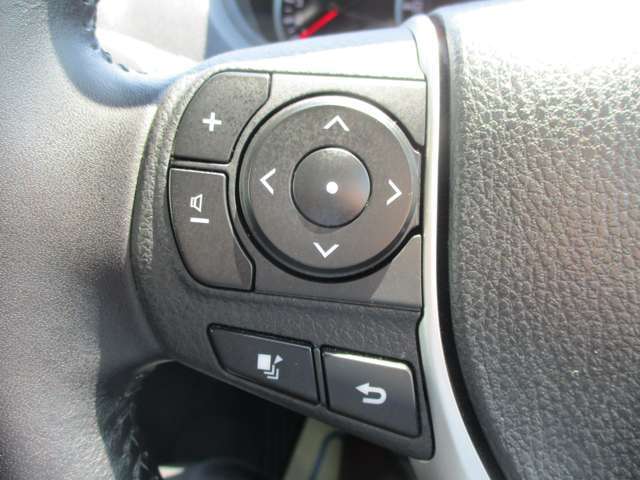 ステアリングリモコン付き。運転中のオーディオ操作が可能なので視線をナビに移したり、ハンドルから手を離さないので危険がなくなり安全です！