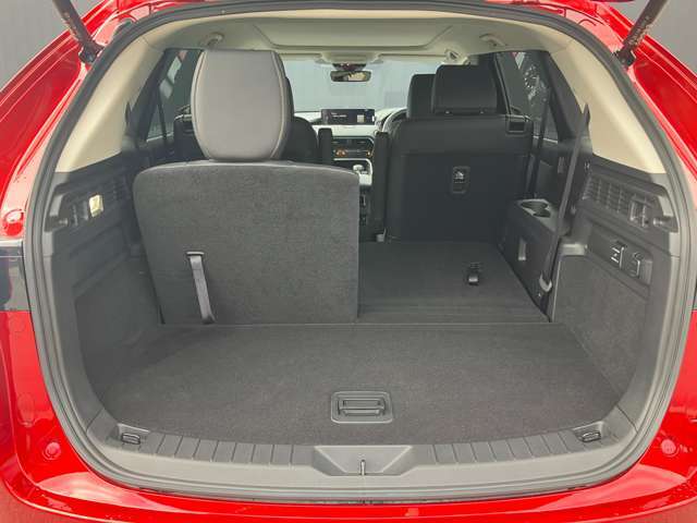 3列目シートは5：5分割可倒式です。荷物の大きさに合わせてアレンジ可能です。