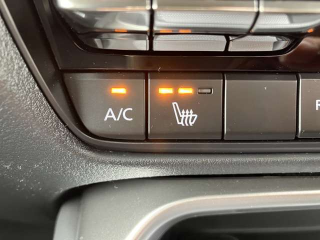 寒い冬場も快適な前席シートヒーター付きです。左右個別に3段階の調整が可能です。