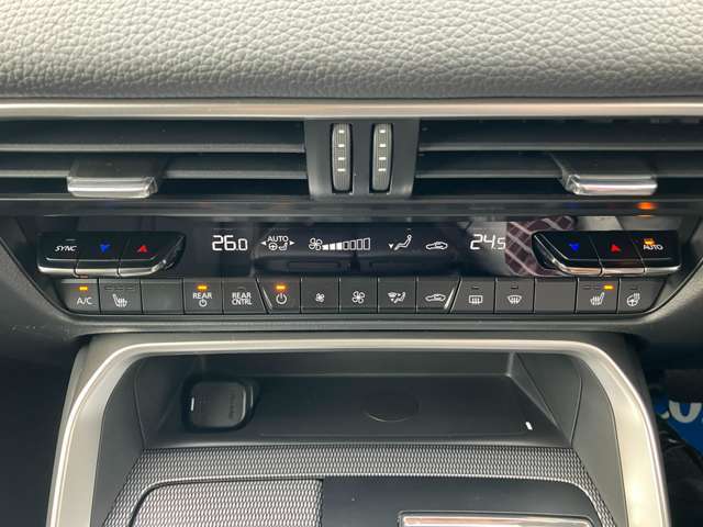 車内快適オートエアコン。物理スイッチで操作性も良好です