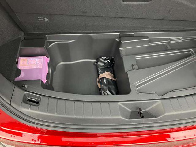 トランクフロア下には小物の収納スペースがあります。
