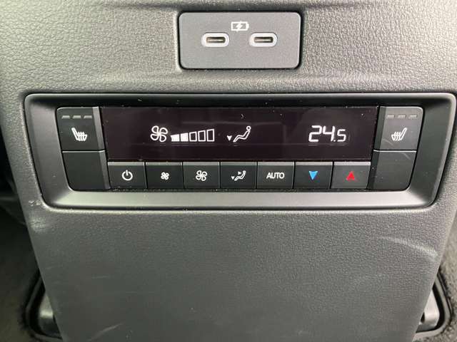 後席にもエアコン操作パネルがあります。広い室内を快適にしてくれます。