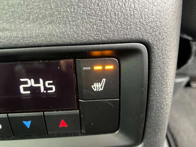 寒い冬場も快適な後席シートヒーター付きです。左右個別に3段階の調整が可能です。