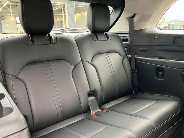 3列目シートは身長170cmぐらいの方までの頭上空間を確保しています。