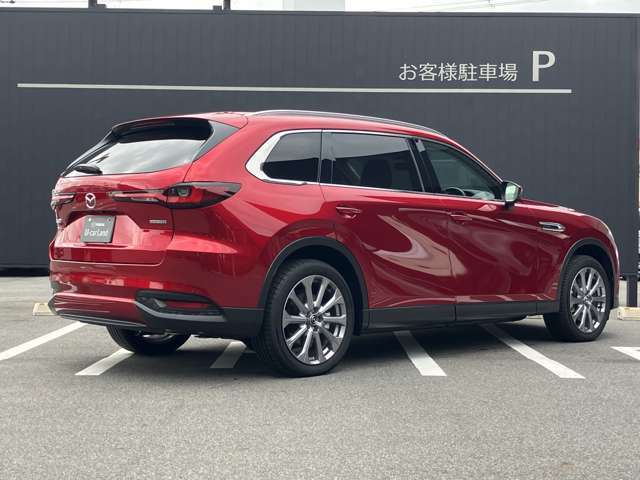 【マツダデザイン】　クルマを単なる移動手段だけでは終わらせない。それ自体に魂が宿った様な、躍動感溢れるボディ造形を目指しました。