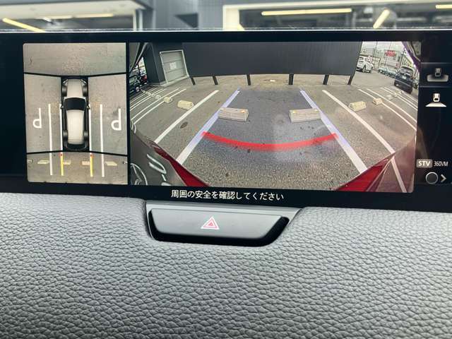 360度ビューカメラを搭載。4方の小型カメラの映像を処理し、車両真上からの映像に変換しています。