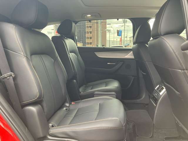 後席でも左右の席別々に、リクライニングや前後のスライド調節が可能です◎