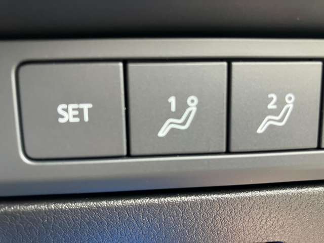 パワーシートには2つのシートポジションを記憶させるメモリー機能付き。ご夫婦で運転される場合にはそれぞれのシートポジションへの調整もボタン一つで簡単です♪