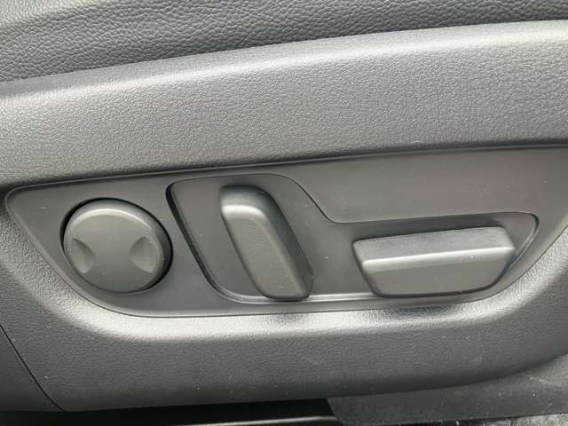 【10Wayパワーシート】　細かい角度調節が可能な、電動シートです。シートポジションの記憶機能つきで便利。