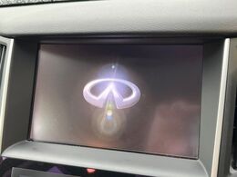 【メーカー純正ナビ】インテリアに溶け込むスタイリッシュな「専用設計」メーカーナビを装備♪視認性や操作性など基本性能にも優れ、より上質なカーライフをお楽しみいただけます。