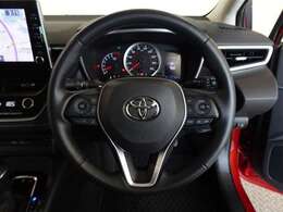 革巻きステアリングで快適な操作性の運転席です。