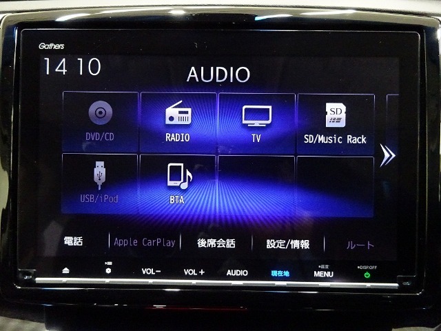 ホンダ純正ナビなのでダッシュボードにスッキリと収まっています。土地勘の無い所でも道に迷わず安心ですね！。AVも色々視聴でるのでドライブも楽しくなりますよ！