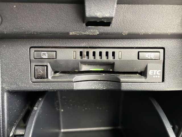 【ETC】有料道路を利用する際に料金所で停止することなく通過できる、ETC車載器（ノンストップ自動料金収受システム機器）が装備されています。セットアップを行うことで利用可能になります。