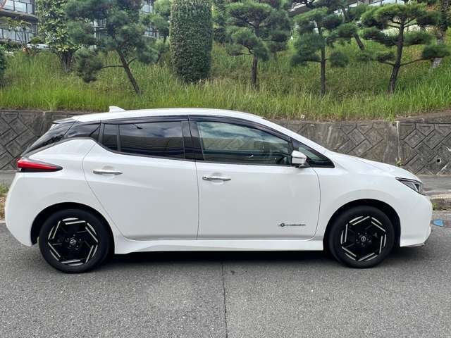 アラウンドモニー＋インテリジェントルームミラー・インテリジェント　LI（車線逸脱防止支援システム）RCTA（後退時車両検知警報）インテリジェント　DA（ふらつき警報）＋電動パーキングブレーキ