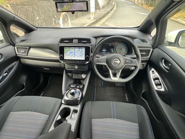 アラウンドモニー＋インテリジェントルームミラー・インテリジェント　LI（車線逸脱防止支援システム）RCTA（後退時車両検知警報）インテリジェント　DA（ふらつき警報）＋電動パーキングブレーキ