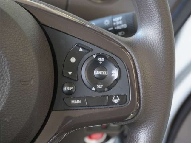 ◆アダプティブクルーズコントロール◆予め設定した車速内でクルマが自動的に加減速。前走車との適切な車間距離を維持しながら追従走行します。【LKAS】車線維持支援システムでステアリング操作を支援。