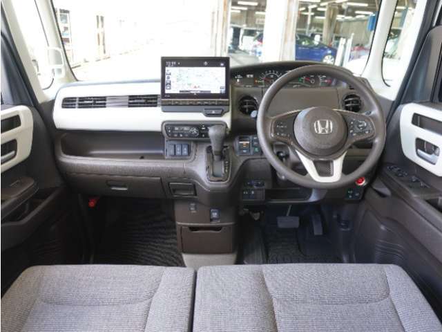 ◆視界広々で非常に運転しやすくロングドライブでも疲れを感じさせないすっきりとまとまったインパネ周りです。