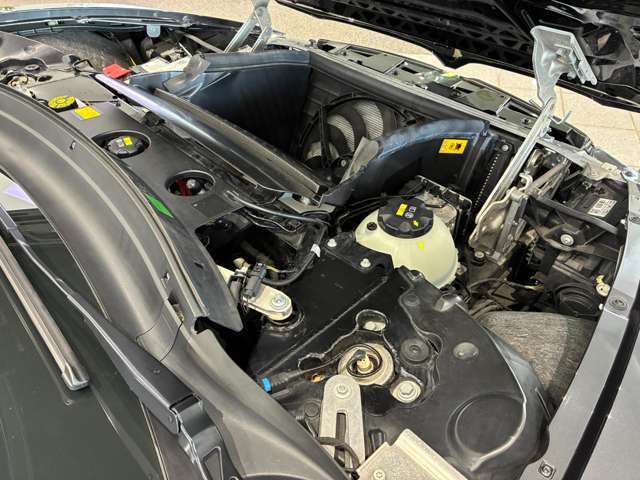 当社はサービス工場併設でございます。点検車検はもちろんお車へのアドバイスもサービススタッフがさせて頂いております。BMWマイスターも在籍しており、もしもの時も迅速に対応出来る様に心がけております。