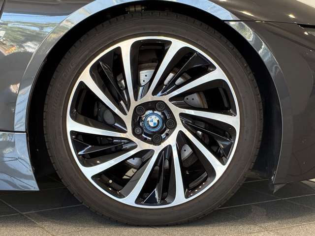 純正アルミホイールは、足周りの軽量化、ブレーキの冷却にも大変優れ、気持ちの良いクルージングを演出してくれます。