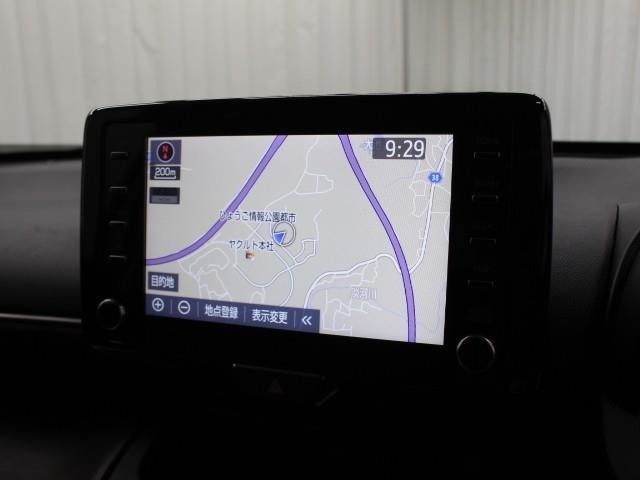 8インチのディスプレイオーディオにはナビキットを採用。CD、DVDビデオ、フルセグTV、AM/FM(ワイドFM対応)、Bluetooth/USB入力に対応しています。(T‐Connectは別途有料)