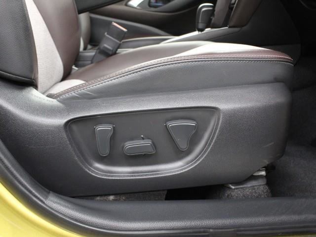 パワーシートを採用し、スイッチひとつで最適なシートポジションへの調節が可能です。