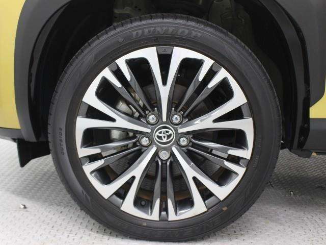 215/50R18タイヤ＆18インチアルミホイール(切削光輝/センターオーナメント付)を装着しています。