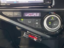 【オートエアコン】一度お好みの温度に設定すれば、車内の温度を検知し風量や温度を自動で調整。暑い…寒い…と何度もスイッチ操作をする必要はありません。快適な車内空間には必須の機能ですね♪