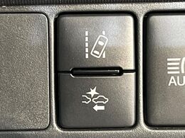 【車線逸脱警報】道路上の白（黄）線を認識し、意図せず走行中の車線からはみ出しそうになった時、メーター内の警告灯とブザーで注意喚起してくれる安心・安全機能です♪