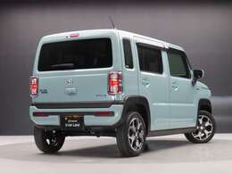 弊社下取りワンオーナーのフレアクロスオーバーが入荷しました。令和3年式で何と走行7千Kmという少なさです。淡いブルーのボディカラーとスクエアなボディの対比も趣があってステキですね。ぜひご検討ください。