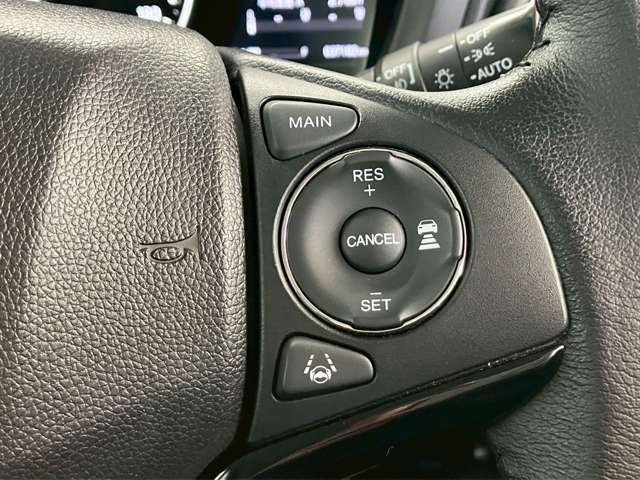 【ACC】一定速度での巡航はもちろん、前方の車両との距離を一定に保ちながら自動で加減速を行います。高速道路走行時には大変嬉しい機能です。