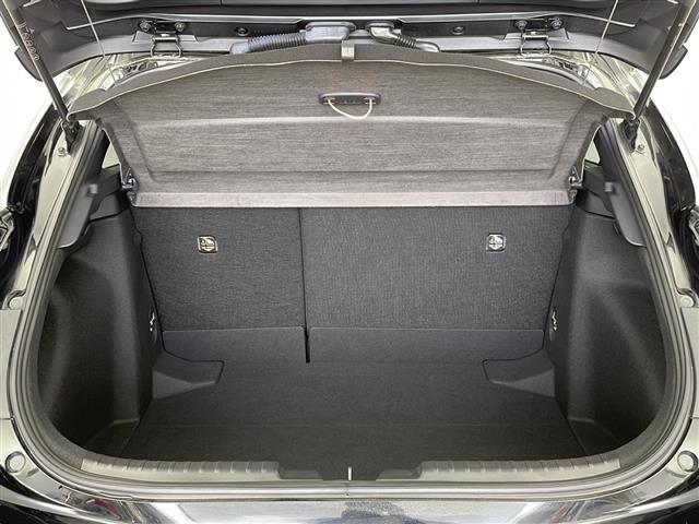 【トランク】積み込みやすくて、たっぷり積める荷室です。シートアレンジできるものは、乗車人数と荷物の量や大きさによってシートを動かすことができるので、より快適なドライブが可能です！