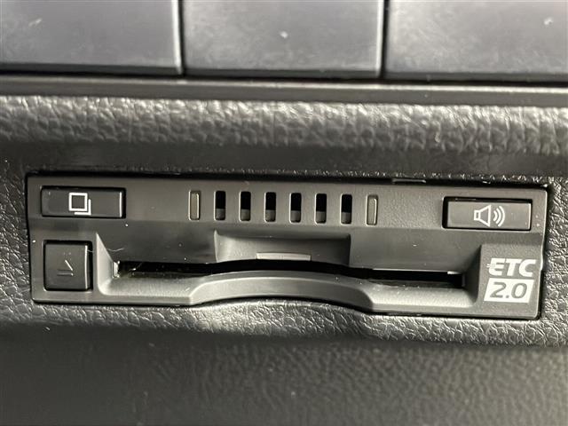 【ETC】有料道路を利用する際に料金所で停止することなく通過できる、ETC車載器（ノンストップ自動料金収受システム機器）が装備されています。セットアップを行うことで利用可能になります。