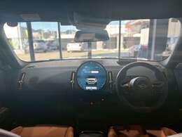 内装がシンプルに！中央の丸い有機ELパネルが目を引きます！