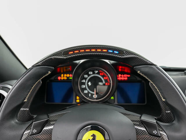F1よりフィードバックされたテクノロジーです。LEDの点灯により、ご自身で最適なシフトタイミングを計ることが可能です。サーキット走行時等に視線をそらさずに気軽にシフトチェンジを行えます。