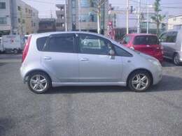 ■電動格納ドアミラー装備。