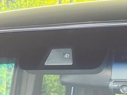 【ホンダセンシング】走行中に前方の車両等を認識し、衝突しそうな時は警報とブレーキで衝突回避と被害軽減をアシスト。より安全にドライブをお楽しみいただけます。