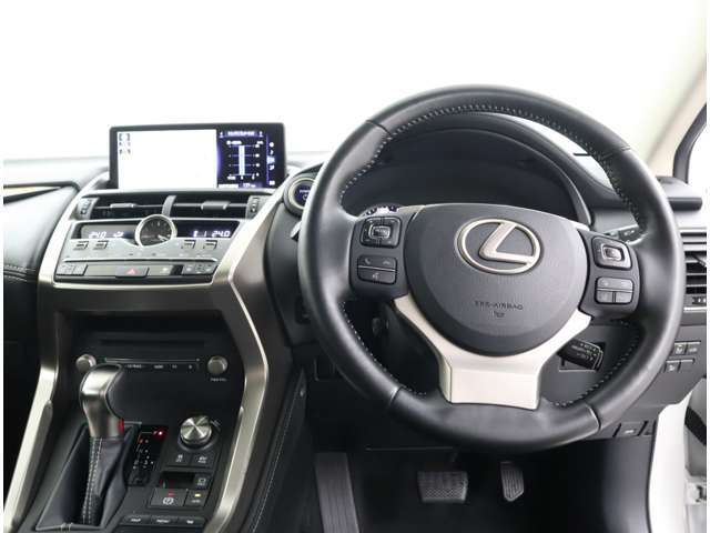 ヘッドアップディスプレイは、前方のガラス上に車速やナビゲーションなどのドライブに必要な情報を表示。視線移動を最小限に抑えるのとで、常に前方の状況に集中できます。