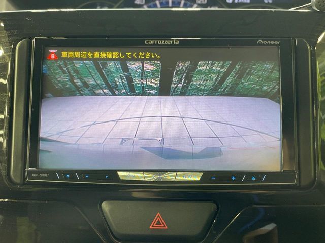 【バックカメラ】駐車時に後方がリアルタイム映像で確認できます。大型商業施設や立体駐車場での駐車時や、夜間のバック時に大活躍！運転スキルに関わらず、今や必須となった装備のひとつです！
