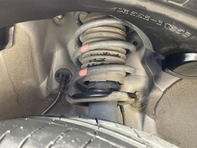 お車を安心してお乗りいただく為には、足回りの定期点検が欠かせません。サービスサポート（有償保証）では無料点検もご提供しており、安心のカーライフをお過ごしいただけるサポート体制が整っています。
