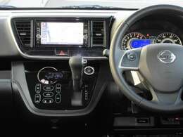 すっきりした運転席周りにはナビやエアコンの操作パネルを設置しておりますので、お一人での運転でもご安心できます。