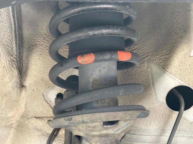 お車を安心してお乗りいただく為には、足回りの定期点検が欠かせません。サービスサポート（有償保証）では無料点検もご提供しており、安心のカーライフをお過ごしいただけるサポート体制が整っています。