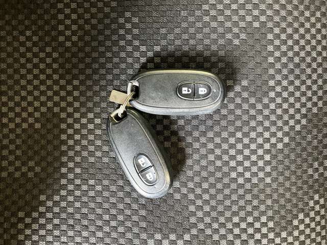 スマートキーですのでこの鍵をカバンに入れておくだけでエンジンの始動やドアロックの開閉を行えます。