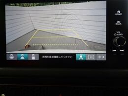 【バックカメラ】駐車時に後方がリアルタイム映像で確認できます。大型商業施設や立体駐車場での駐車時や、夜間のバック時に大活躍！運転スキルに関わらず、今や必須となった装備のひとつです！